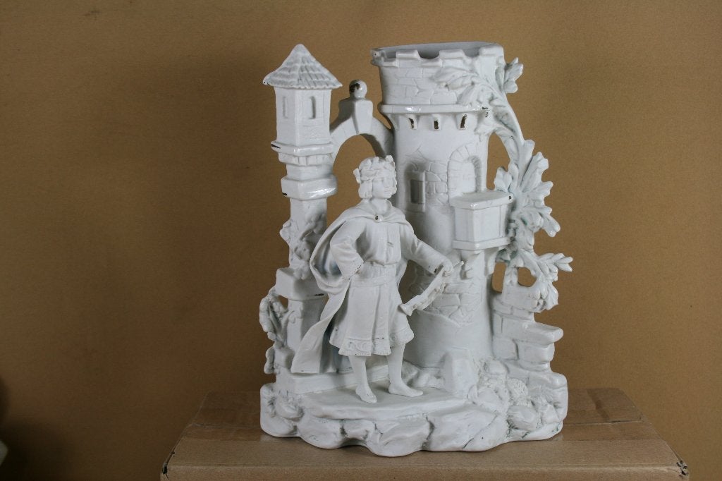 Biscuit porseleinen beeld met vaas, Antiek en Kunst, Ophalen of Verzenden