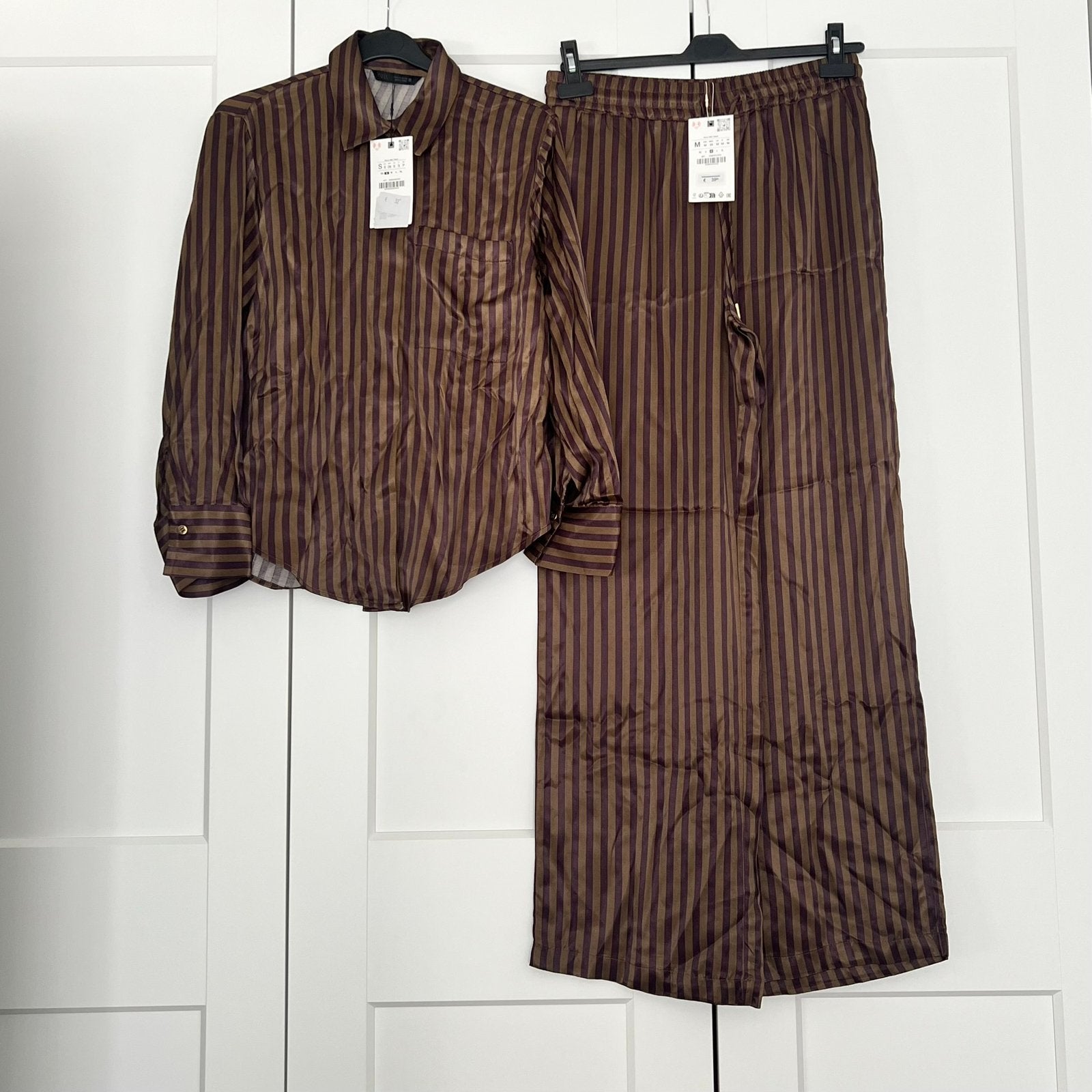 Zara satijnen blouse en broek set - maat S/M nieuw, Maat 38/40 (M), Kostuum of Pak, Bruin, Nieuw