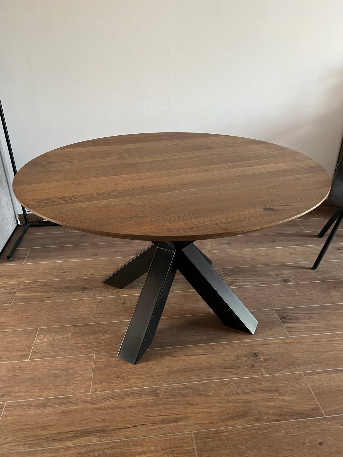 Ronde eettafel met eiken blad walnoot en metalen onderstel, Ophalen, 100 tot 150 cm, 50 tot 100 cm, Zo goed als nieuw