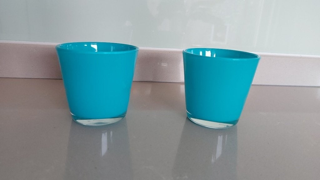 set :Twee identieke turquoise glazen bloempotjes, Rond, Ophalen of Verzenden, Zo goed als nieuw, Aardewerk