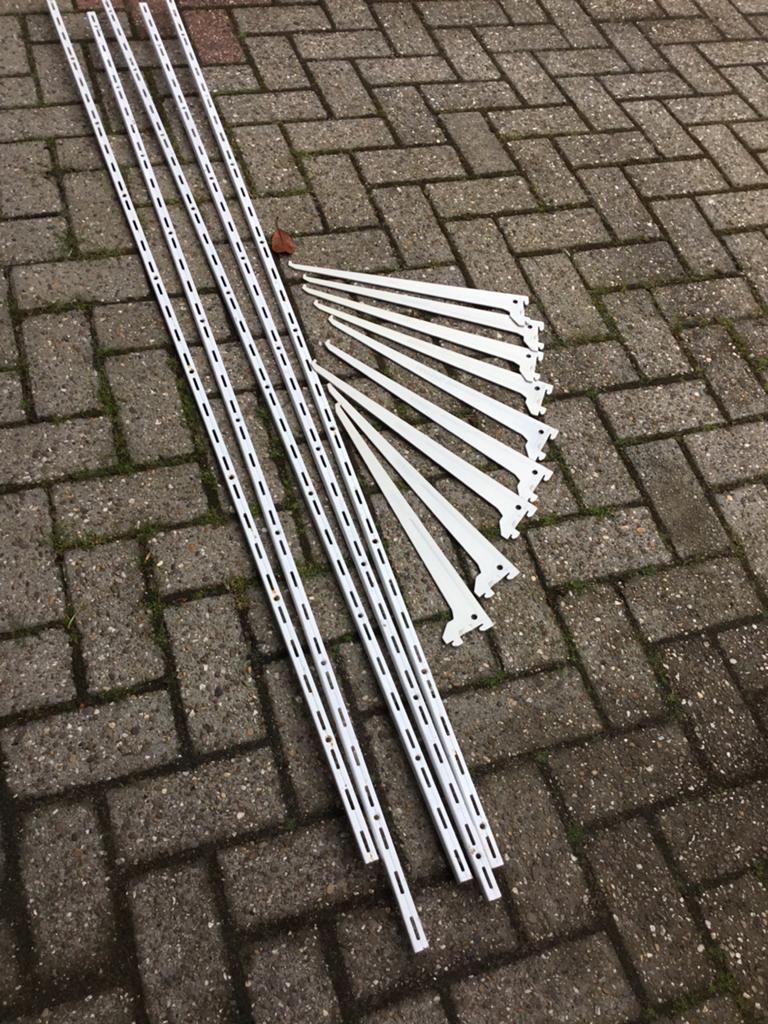 5 Metalen wandregalen met 9 steunen - Duraline, Ophalen, Gebruikt