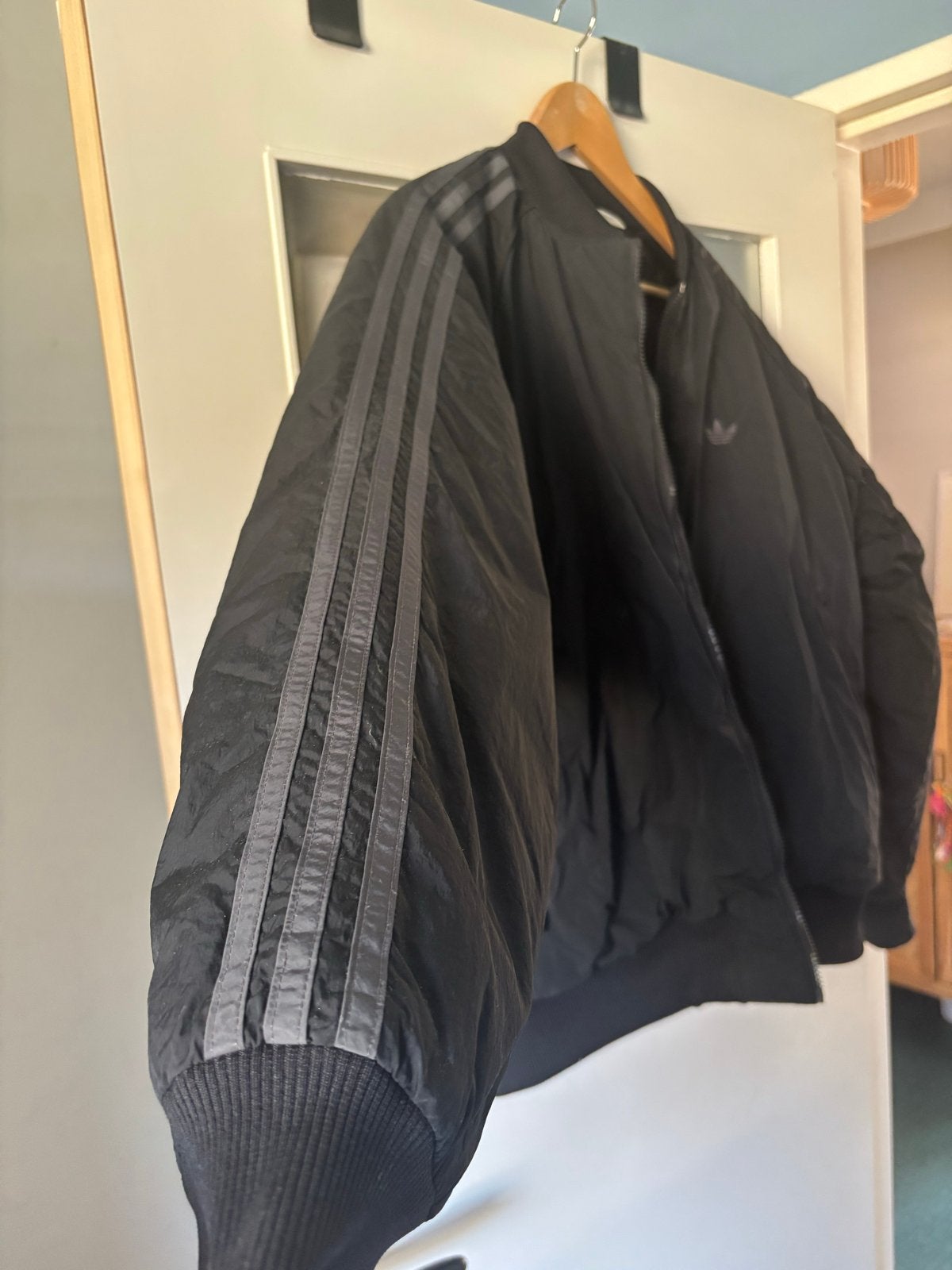 Adidas Zwarte Bomberjack met Drie Strepen, Kleding | Heren, Jassen | Winter, Verzenden, Zo goed als nieuw, Maat 48/50 (M), Zwart