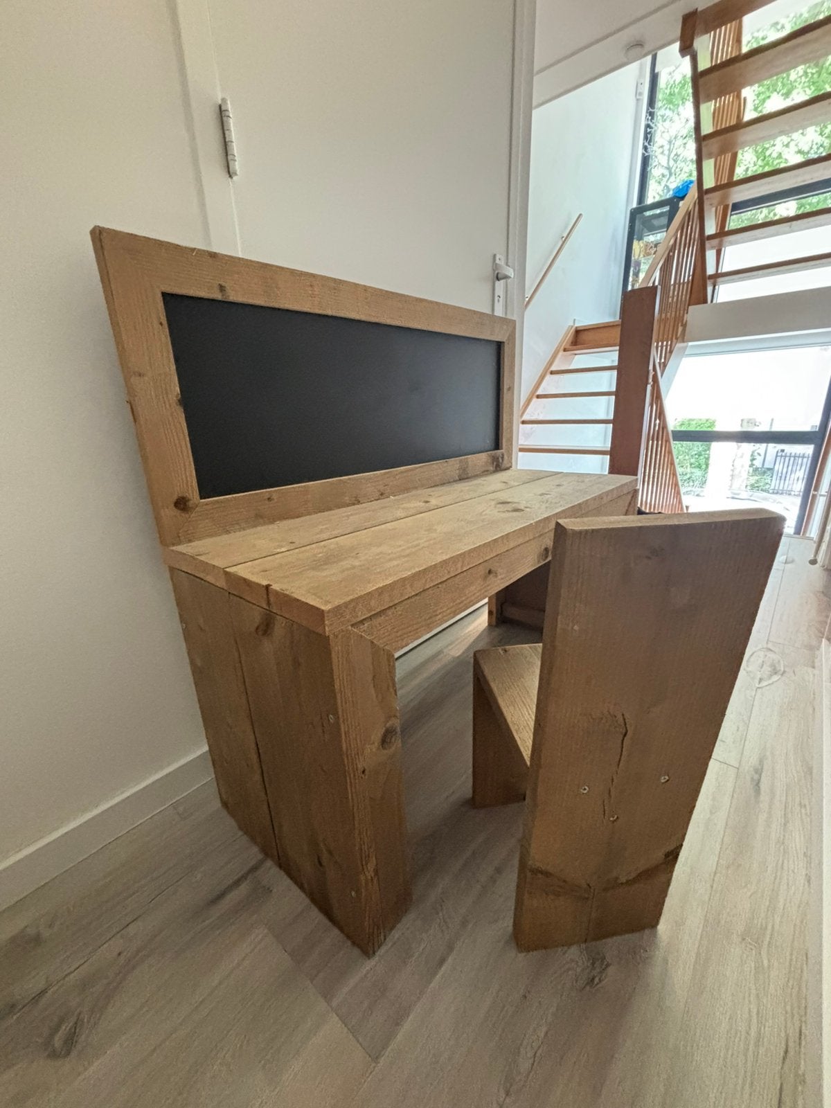 Robuust houten kinderbureau met schoolbord en stoeltje, Ophalen, Gebruikt, Tafel(s) en Stoel(en)