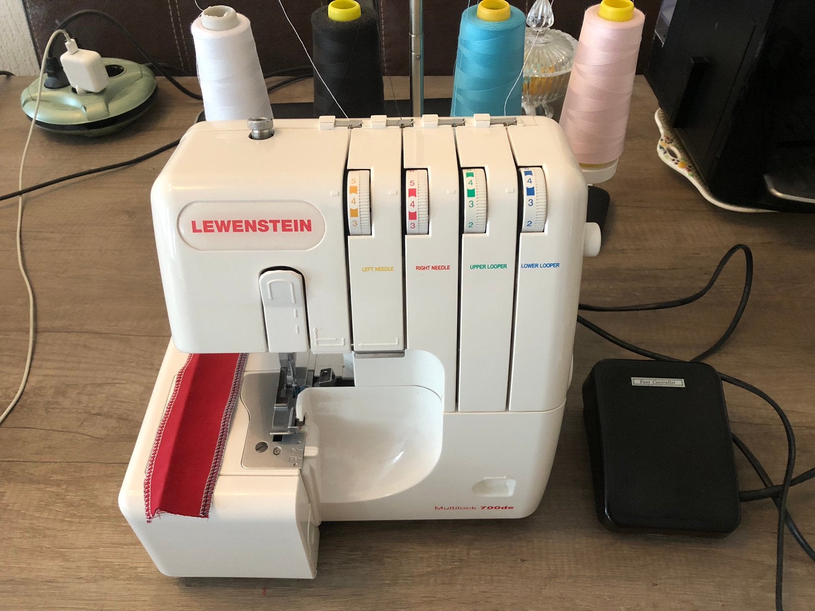 LEWENSTEIN LOCKMACHINE 700 DE, Hobby en Vrije tijd, Naaimachines en Toebehoren, Ophalen of Verzenden, Zo goed als nieuw, Lockmachine