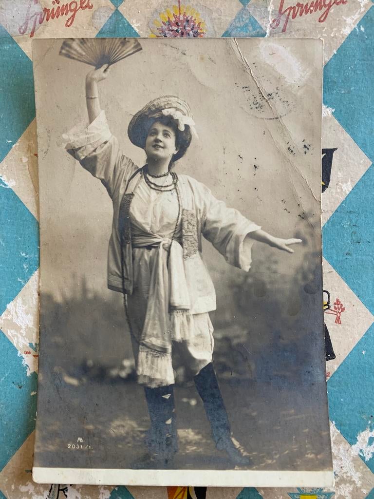 1905 Dame met waaier - danseres (PP), Ophalen of Verzenden, Voor 1920, Gelopen, Overige thema's