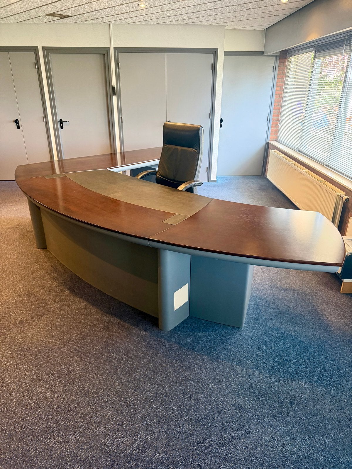 L-vormig directiebureau met ladeblokken en bureaustoel, Gebruikt, Hout, Bruin, Ophalen of Verzenden