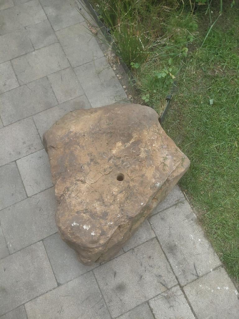 Grote natuursteen met gat - Ideaal voor waterornament, Ophalen, Overige materialen, Gebruikt, Bruin