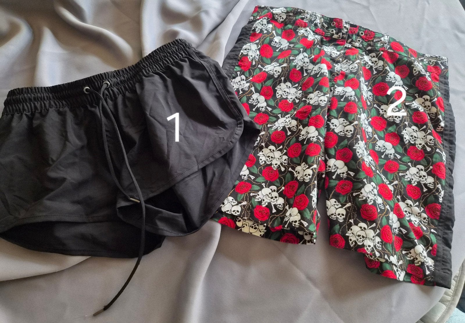 Zwarte sportbroekjes en shorts met doodskoppen en rozen, Maat 38/40 (M), Kort, Zwart, Ophalen of Verzenden