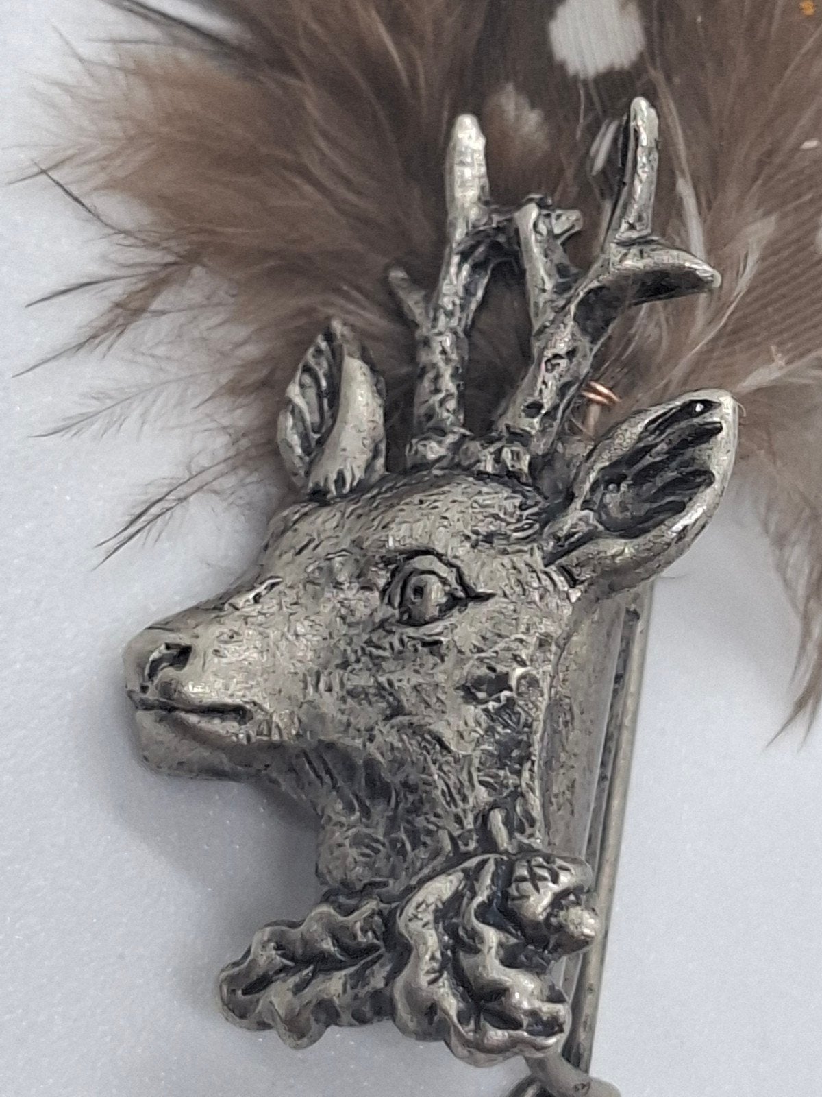 Vintage Duitse metalen jagershoedspeld met hert en veren, Ophalen of Verzenden, 4 tot 7 cm, Zilver, Overige materialen