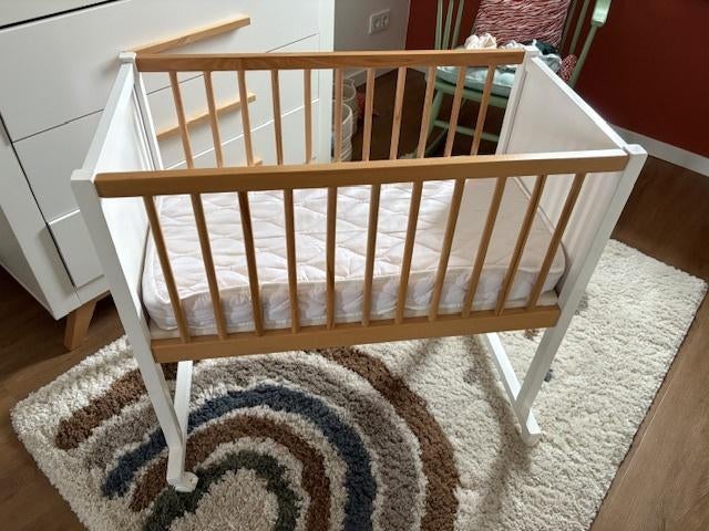 Wieg in houtkleur/wit met matras en wielen, Ophalen of Verzenden, Zo goed als nieuw, Wieg
