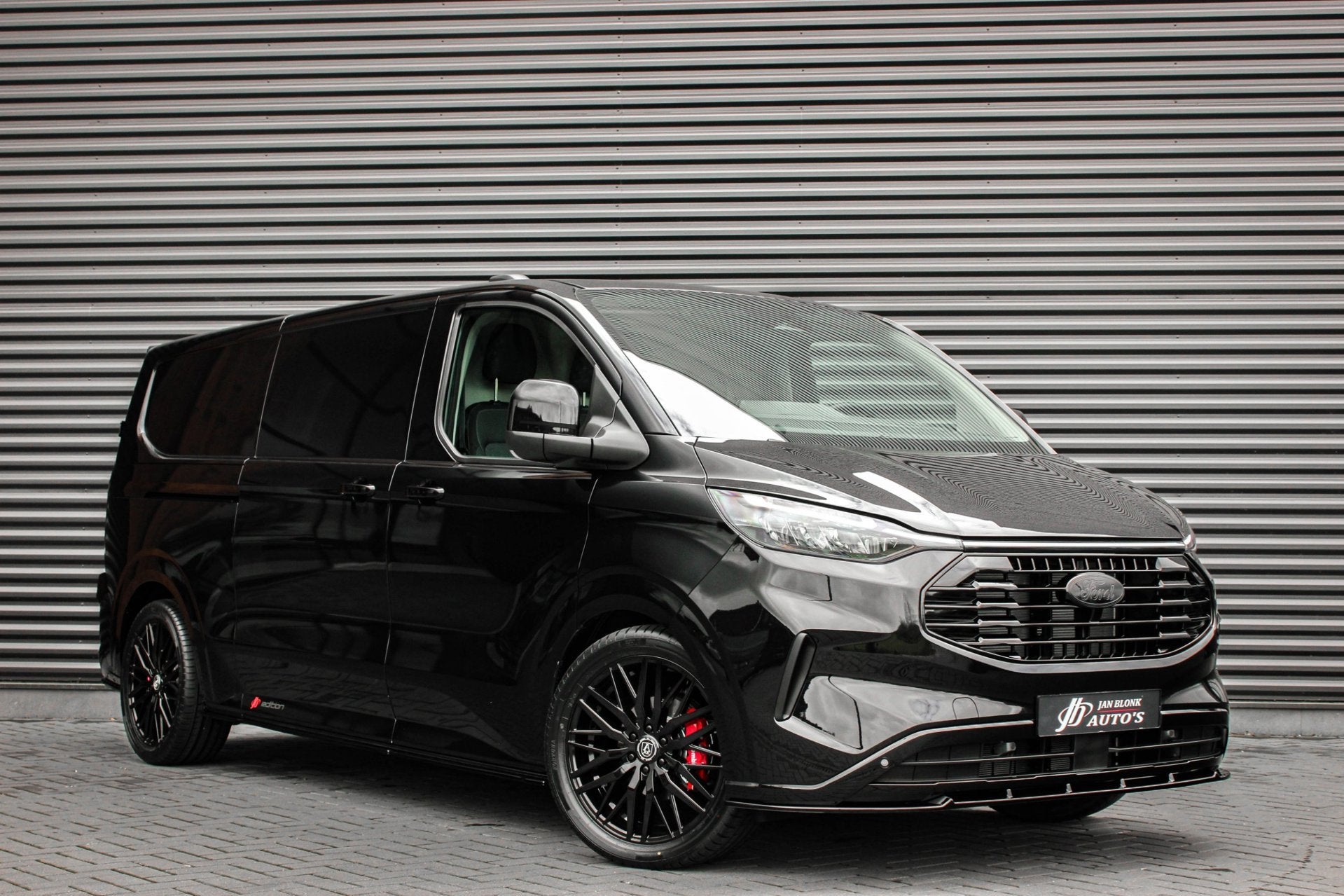 Ford TRANSIT CUSTOM 320 2.0 TDCI L2H1 Limited 170PK JB-EDITI, Gebruikt, 4 cilinders, Zwart, Leder