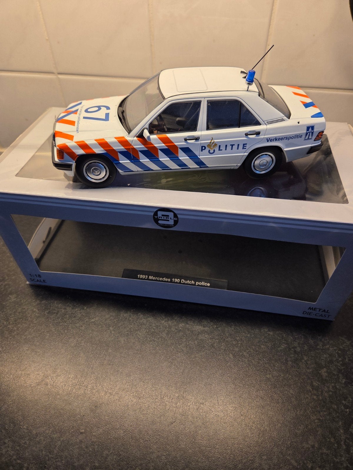 Mercedes 190 Nederlandse politie 1:18, Hobby en Vrije tijd, Modelauto's | 1:18, Ophalen of Verzenden, Zo goed als nieuw, Auto