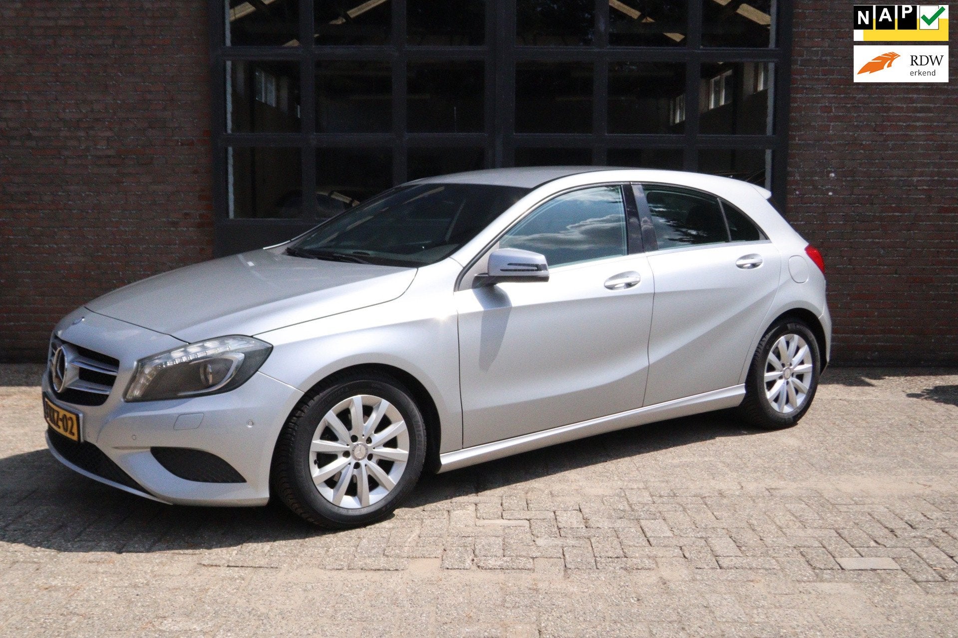 Mercedes-Benz A-klasse 180 Cruise|PDC|AC|NAVI| NIEUWE APK, Voorwielaandrijving, Gebruikt, 4 cilinders, Leder en Stof