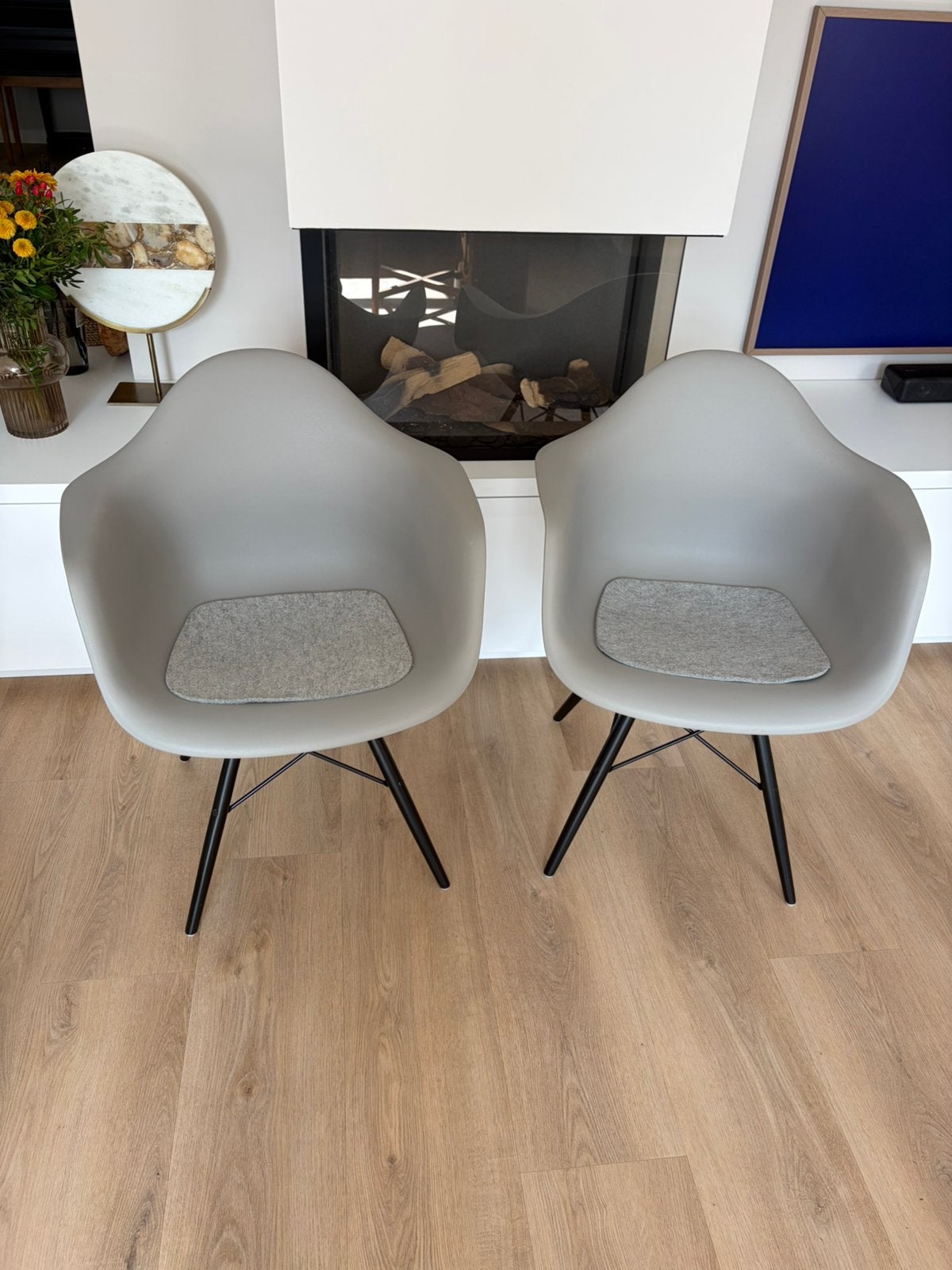 2x Vitra Eames DAW replica stoelen grijs met zwart onderstel, Ophalen, Twee, Hout, Zo goed als nieuw