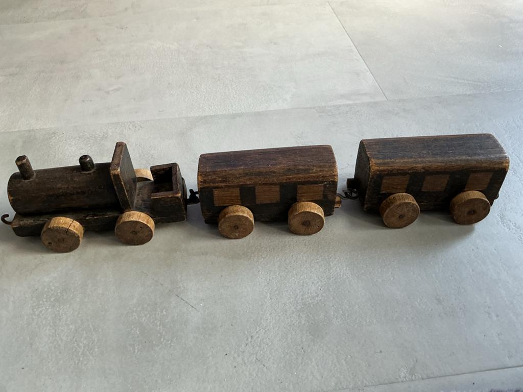 Vintage Houten Trein met Twee Wagons, Kinderen en Baby's, Speelgoed | Houten speelgoed, Ophalen of Verzenden, Gebruikt, Rij- of Hobbelspeelgoed