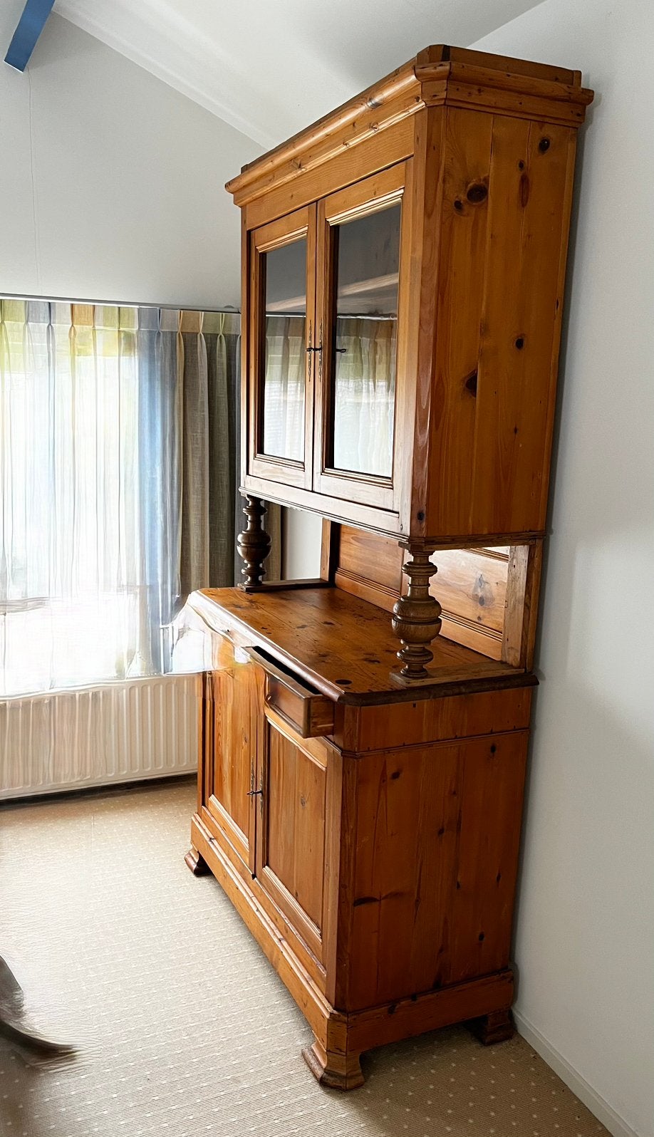 Antieke grenen buffetkast met vitrine, Ophalen