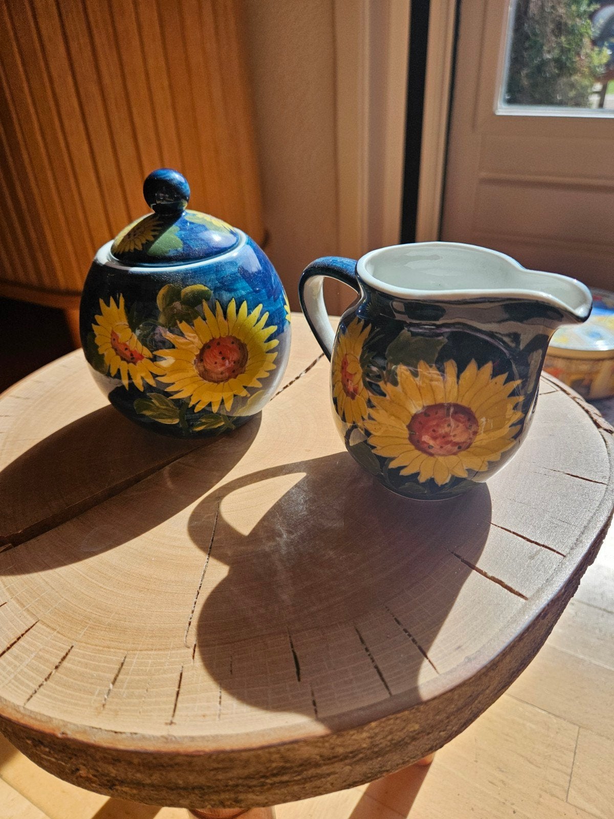 Suikerpot en melkkan met zonnebloem design, Huis en Inrichting, Keramiek, Ophalen of Verzenden, Zo goed als nieuw, Landelijk/Boerenbont
