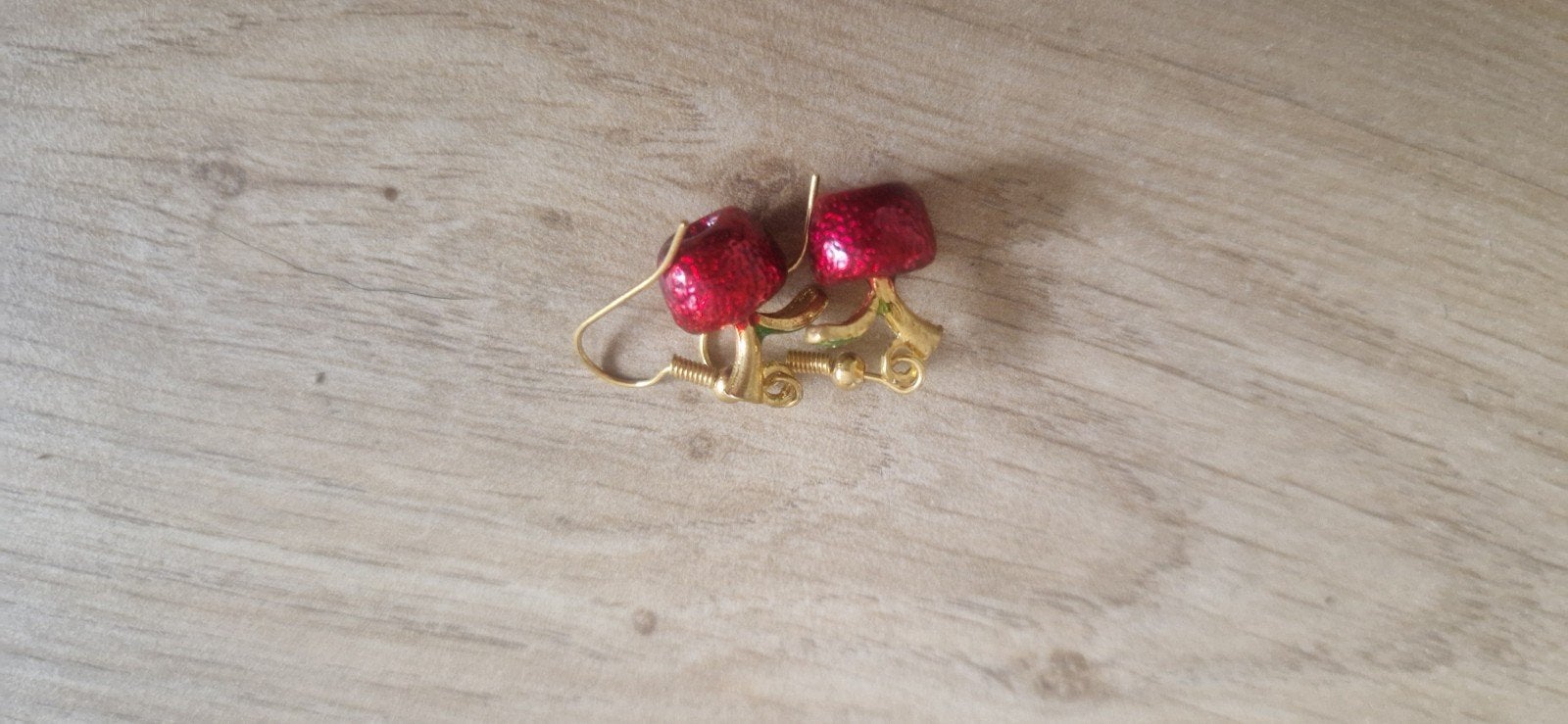 Leuke rode oorbellen met gouden haakjes, Overige materialen, Ophalen of Verzenden, Rood, Hangers