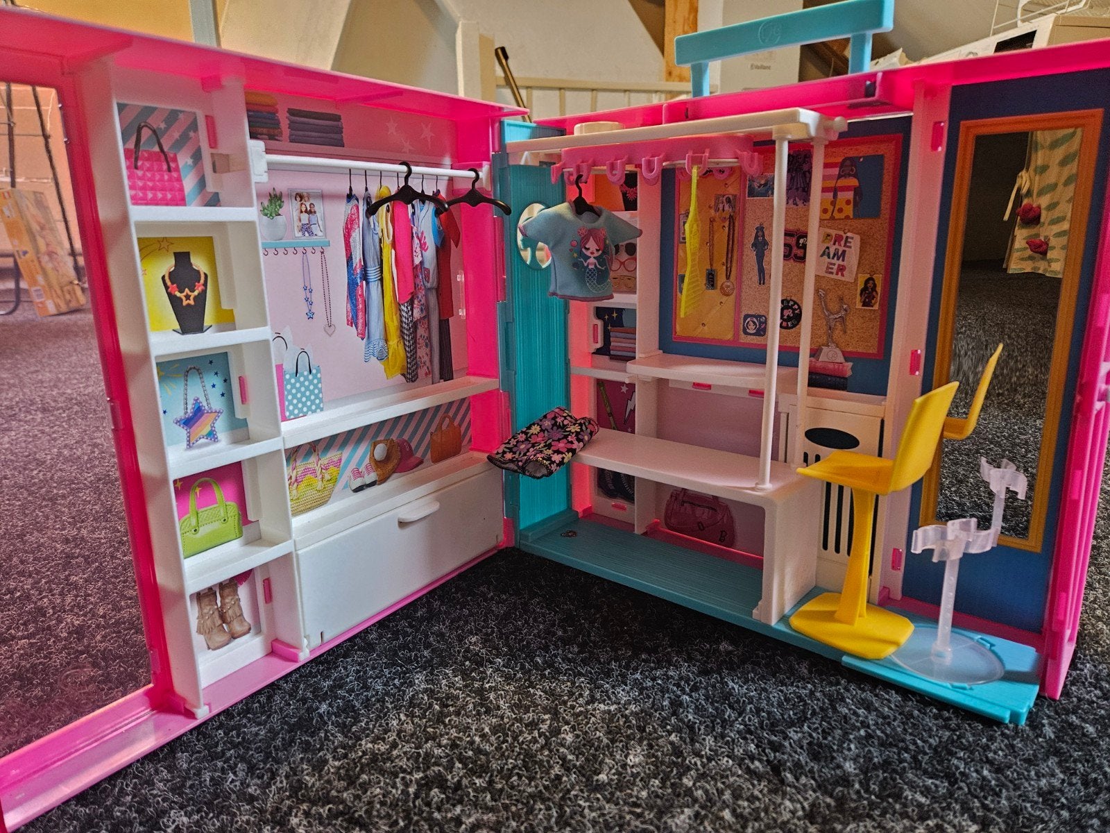 Barbie speel kledingkast, Kinderen en Baby's, Ophalen, Gebruikt, Toebehoren