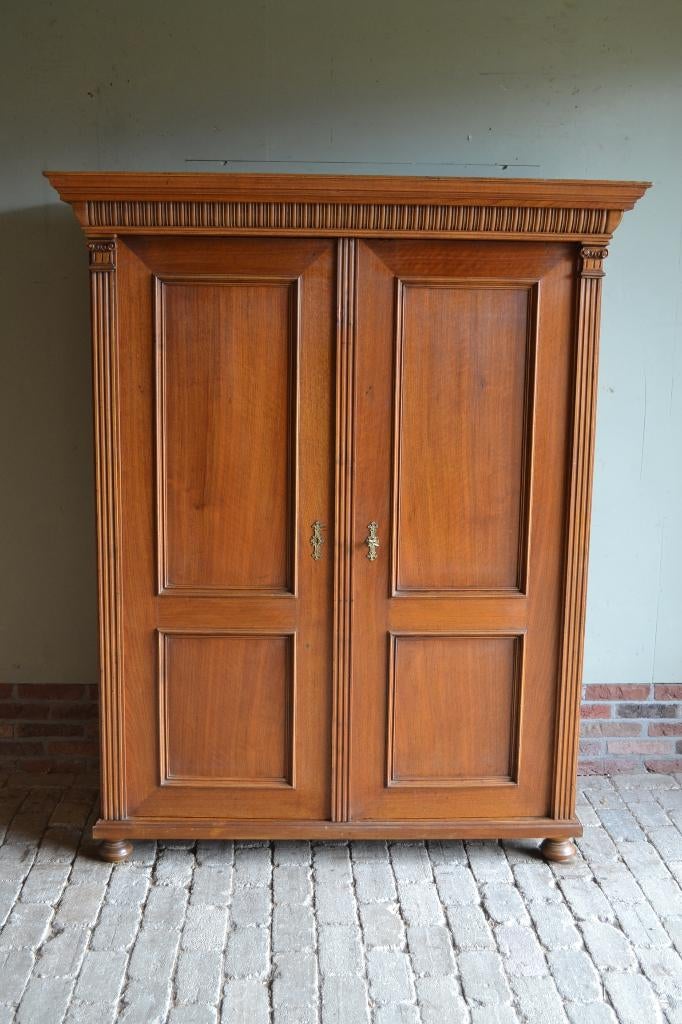 Prachtige strakke antieke kersen houten kast.