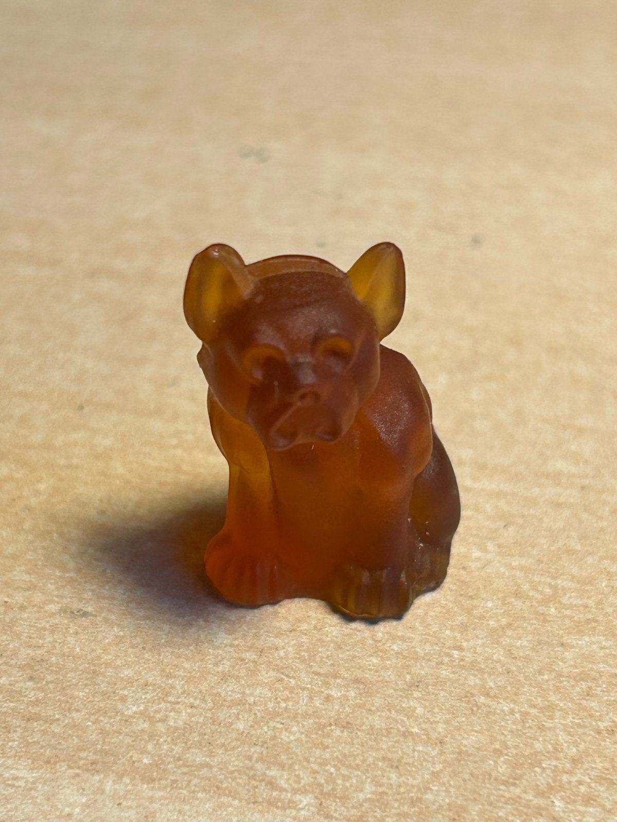 Schattig amberkleurig beeldje van een hondje, Ophalen of Verzenden, Gebruikt, Hond of Kat, Beeldje of Figuurtje