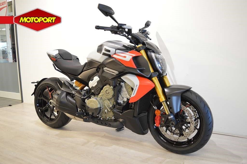Ducati DIAVEL V4 RS (bj 2026), Bedrijf, Distributeur@ducati.fr, DUCATI WEST EUROPE SAS, 390, rue d' Estienne d'Orves
92701  COLOMBES CEDEX, FR