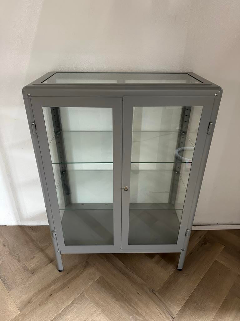 IKEA Fabrikör vitrinekast grijs, Ophalen, 100 tot 150 cm, 50 tot 100 cm, Zo goed als nieuw