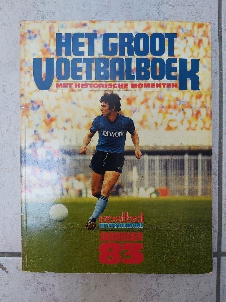 Het groot voetbalboek 83, Boeken, Gelezen, Joop Niezen, Ophalen of Verzenden, Balsport