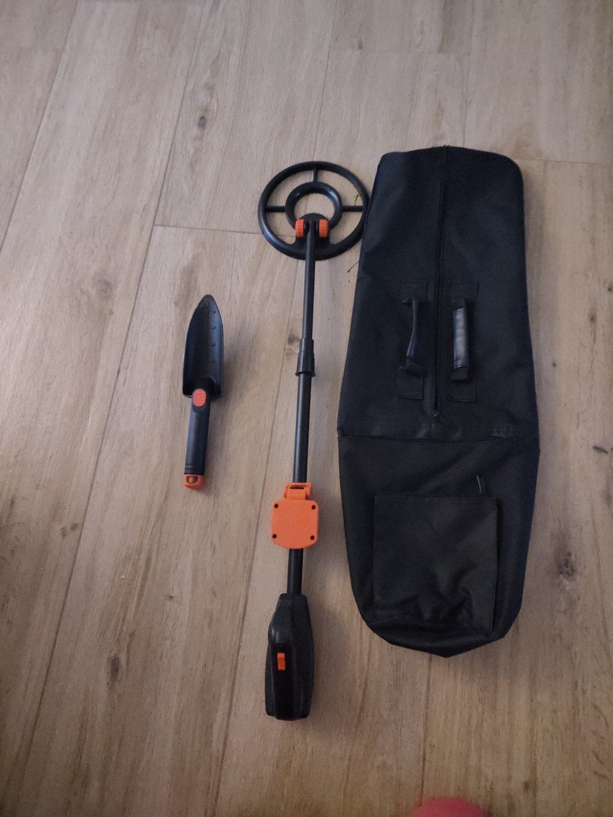 metaaldetector met zak en schepje