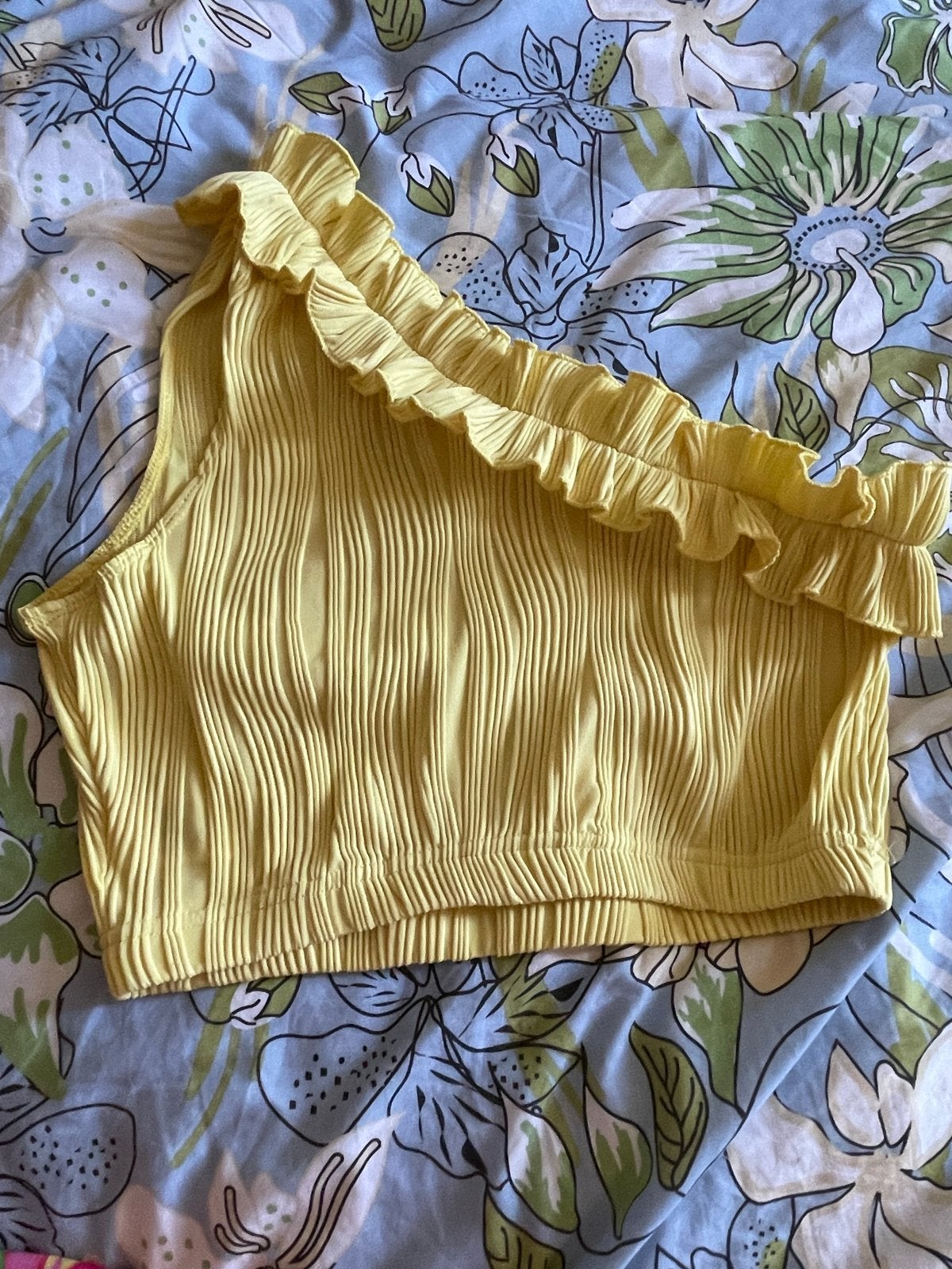 Geel kort topje, one shoulder, maat M, Kleding | Dames, Tops, Maat 38/40 (M), Geel, Ophalen of Verzenden, Zo goed als nieuw