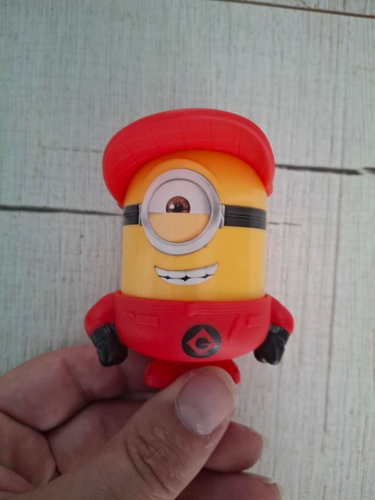 Minion Figuur met Rode Outfit, Ophalen of Verzenden, Zo goed als nieuw