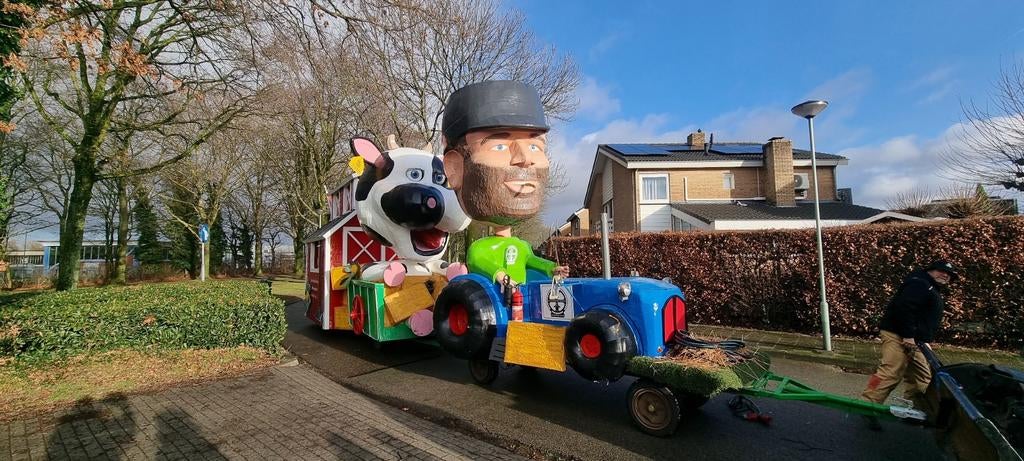 Carnavalswagen met boer op tractor, koe, stal en kip, Ophalen, Carnaval