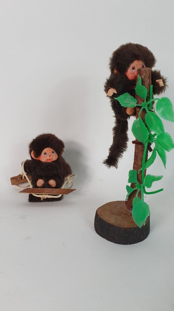 Vintage Mini Monchhichi poppetjes, boom en schommel. 8B11