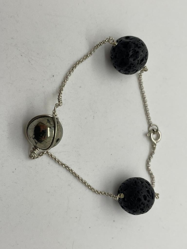 C348 Prachtige zilveren armband met wereldbol en lavakralen, Ophalen of Verzenden, X, Zilver, Zilver