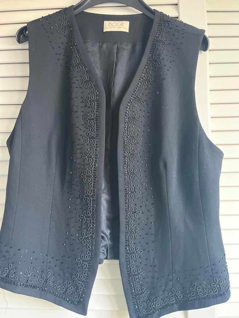 Zwarte gilet de zijkkanten afgezet met kraaltjes  maat M, Zwart, Maat 42/44 (L), Ophalen of Verzenden, Zo goed als nieuw
