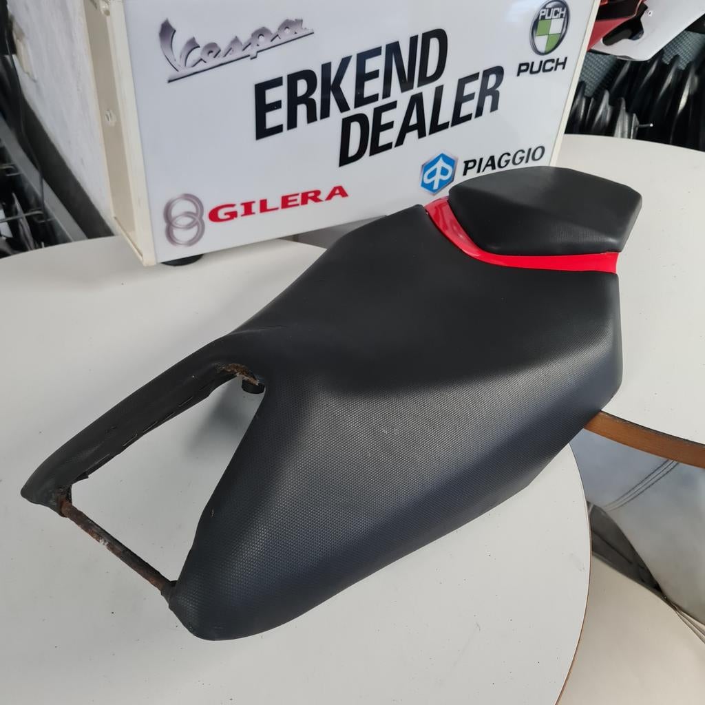 Derbi gp1 racing buddy dubbel zadel., Fietsen en Brommers, Brommeronderdelen | Scooters, Gebruikt, Derbi, Info@derbi es, Spanje