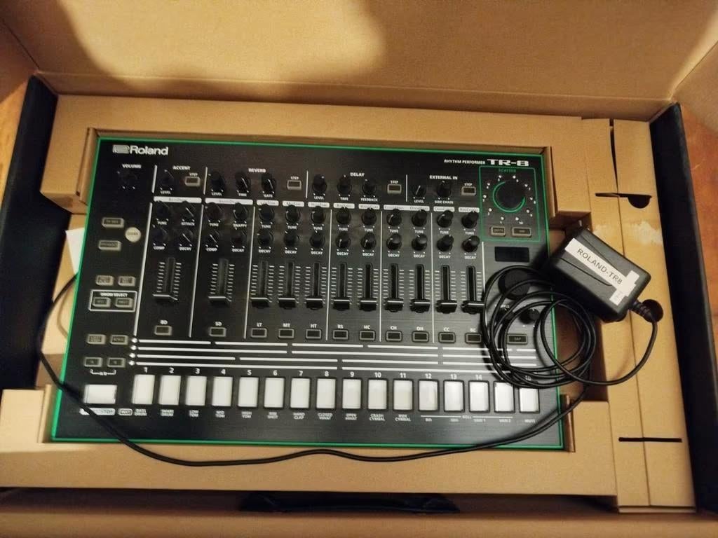 Roland Aira tr-8 rhythm performer, Ophalen, Gebruikt, Roland