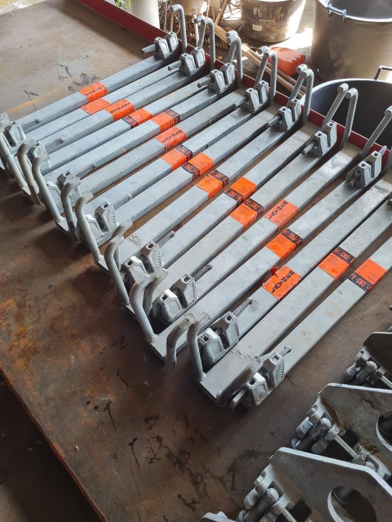 Layher Hijskoppeling en voetspindelverankering, Doe-het-zelf en Verbouw, Steigers, Ophalen, Zo goed als nieuw