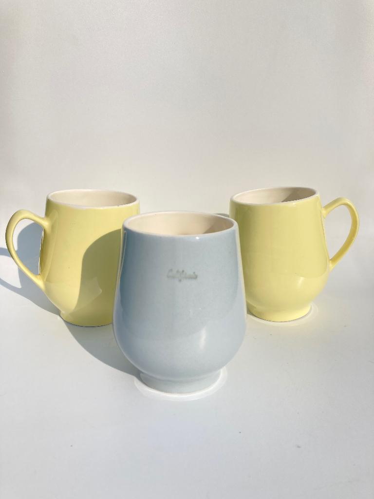 Vintage pastel servies bolle buik bekers Petrus Regout geel, Huis en Inrichting, Keuken | Servies, Overige materialen, N, Overige typen