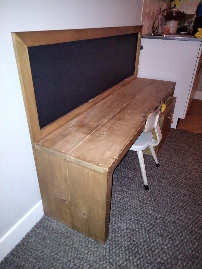 Leuke speeltafel voor kinderen met krijtbord, Ophalen, Gebruikt