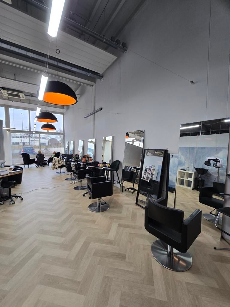 Kapperstoel in een professionele dames kapsalon in Amsterdam, Permanenten