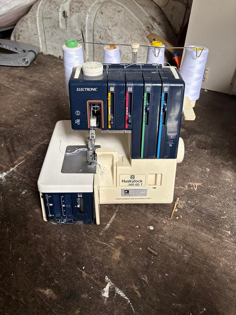 Husqvarna Huskylock 560 ED T Lockmachine, Hobby en Vrije tijd, Naaimachines en Toebehoren, D, Gebruikt, G, Ophalen of Verzenden