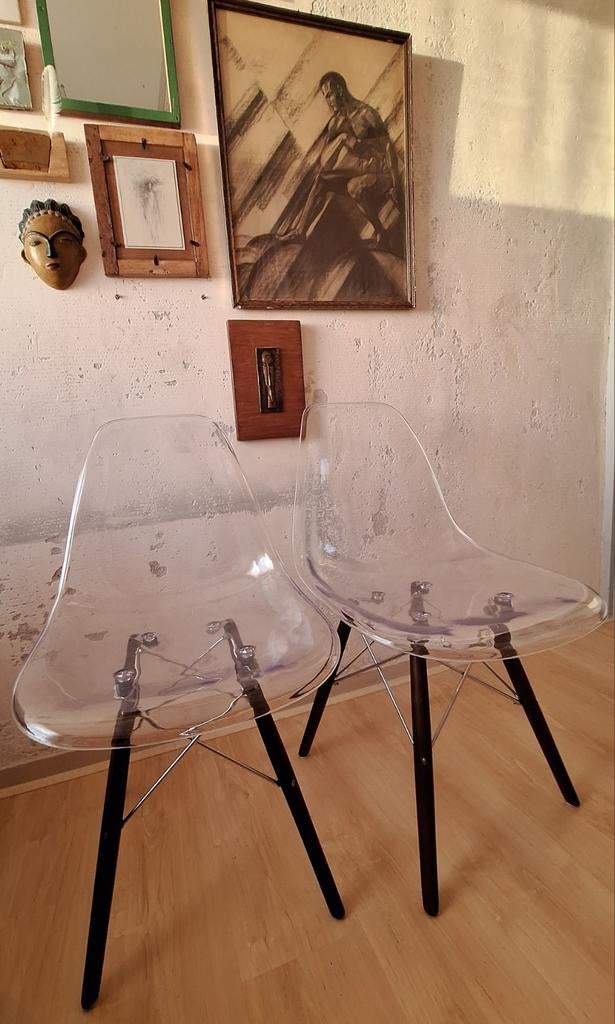 2 transparante stoelen naar design van Eames, Huis en Inrichting, Stoelen, Twee, Kunststof, Overige kleuren, Ophalen of Verzenden