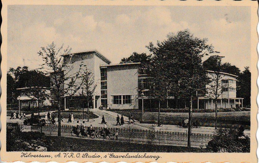 HILVERSUM - 's-GRAVENLANDSCHEWEH/A.V.R.O STUDIO, Verzamelen, Ansichtkaarten | Nederland, Ongelopen, Noord-Holland, Ophalen of Verzenden