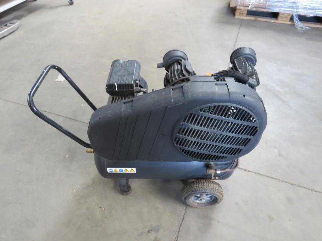 AEROTEC persluchtzuigercompressor oliegesmeerd 230 volt, Doe-het-zelf en Verbouw, Compressors, Gebruikt, Aerotec, 6 tot 10 bar