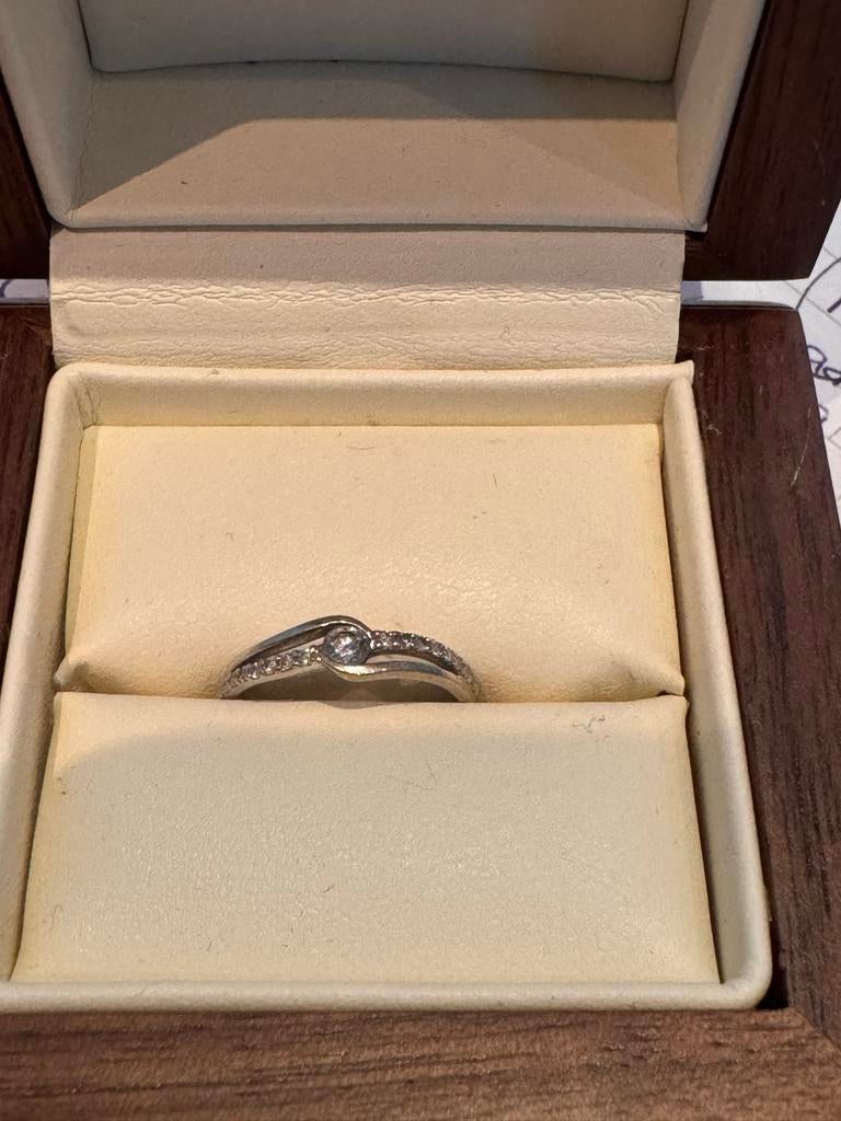 Diamond Point witgoude Ring - Elegant, Sieraden, Tassen en Uiterlijk, Ophalen of Verzenden, Zo goed als nieuw, 17 tot 18, Met edelsteen