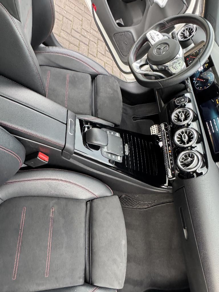 Mercedes-Benz A-Klasse A 200 163pk 2020 Wit (AMG Line), Auto's, Mercedes-Benz, 65 €/maand, Zwart, 4 cilinders, Leder en Stof