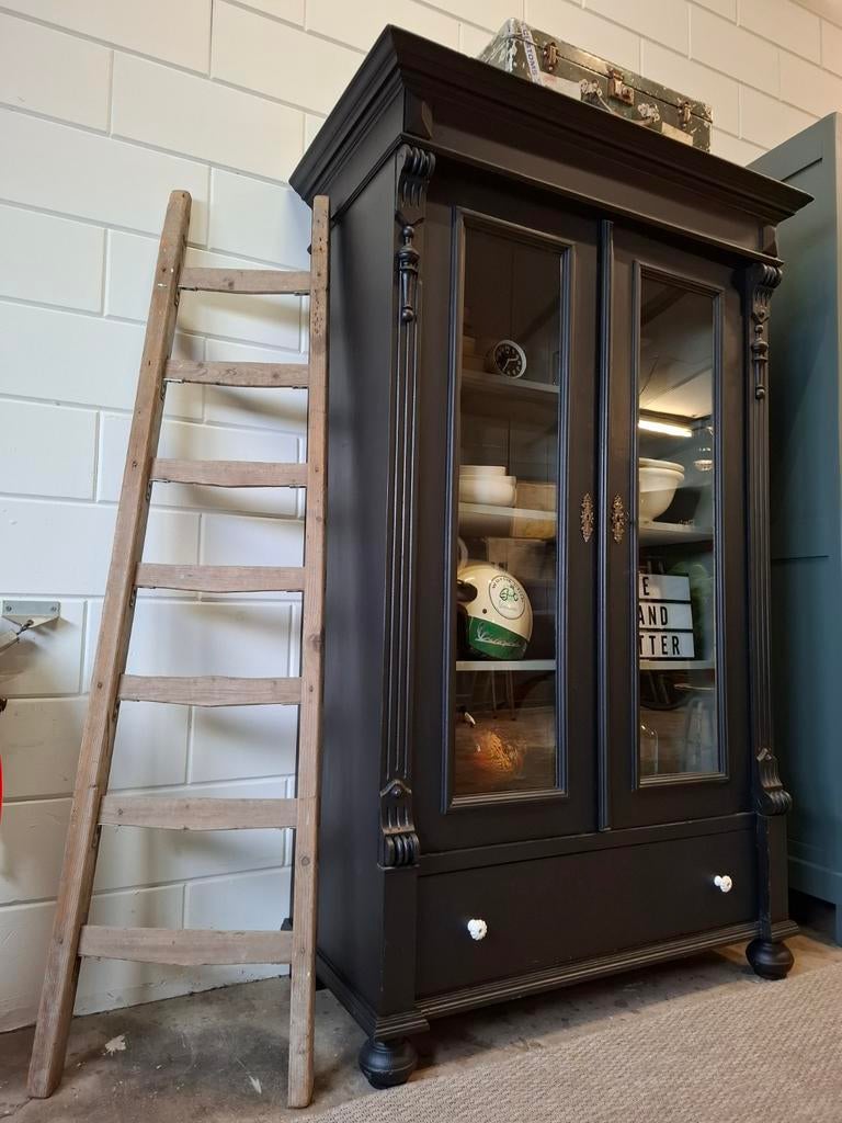Brocante/Landelijke zwarte vitrinekast, Vintage buffetkast, Antiek en Kunst, Antiek | Meubels | Kasten, Ophalen