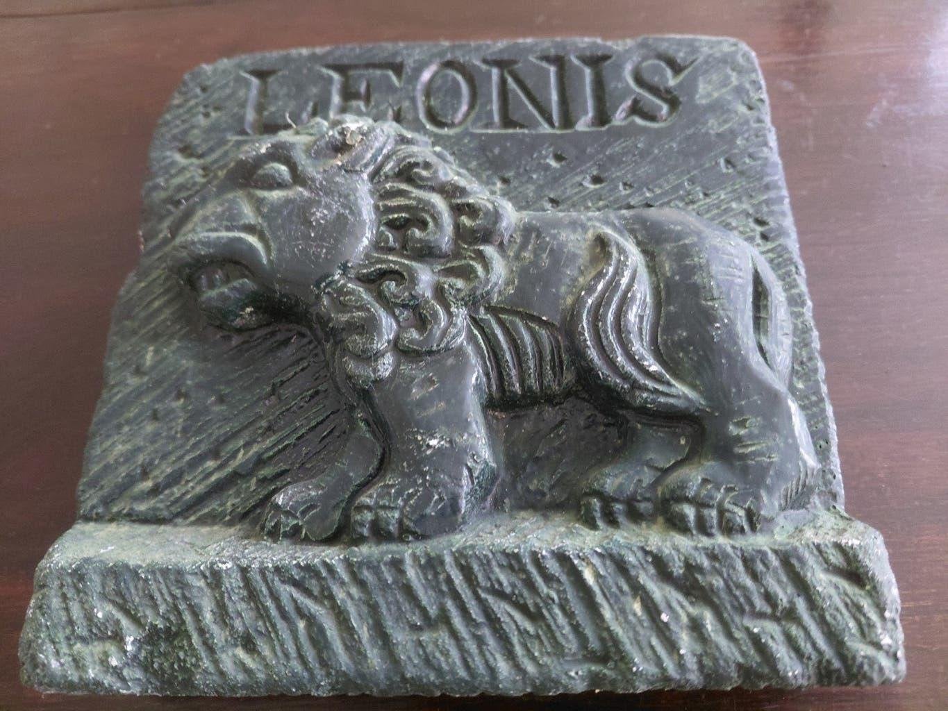 Stenen wanddecoratie 'Leonis' - sterrenbeeld Leeuw (Leo), Antiek en Kunst, Gemerkt, Minder dan 20 cm, Ophalen of Verzenden, Zoogdier