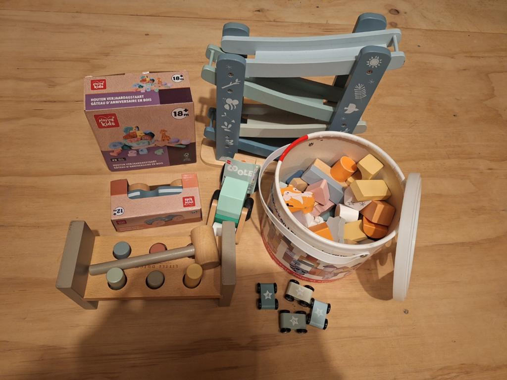 Houten speelgoed set: garage, blokken, hamerbank, taart, Ophalen, Zo goed als nieuw
